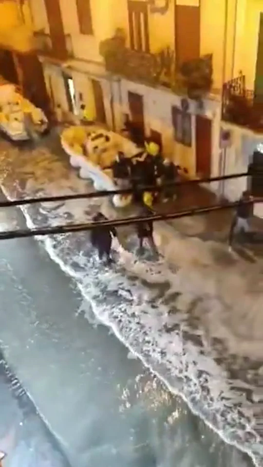 Tsunami-Style Surge from Storm Harry Floods Sicily, Locals 'Scramble to Escape' as Chaos Unfolds