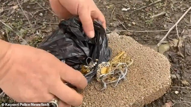 Kayseri Jewelry Store Robbery: Masked Thief Uses Forklift and Escapes on Donkey