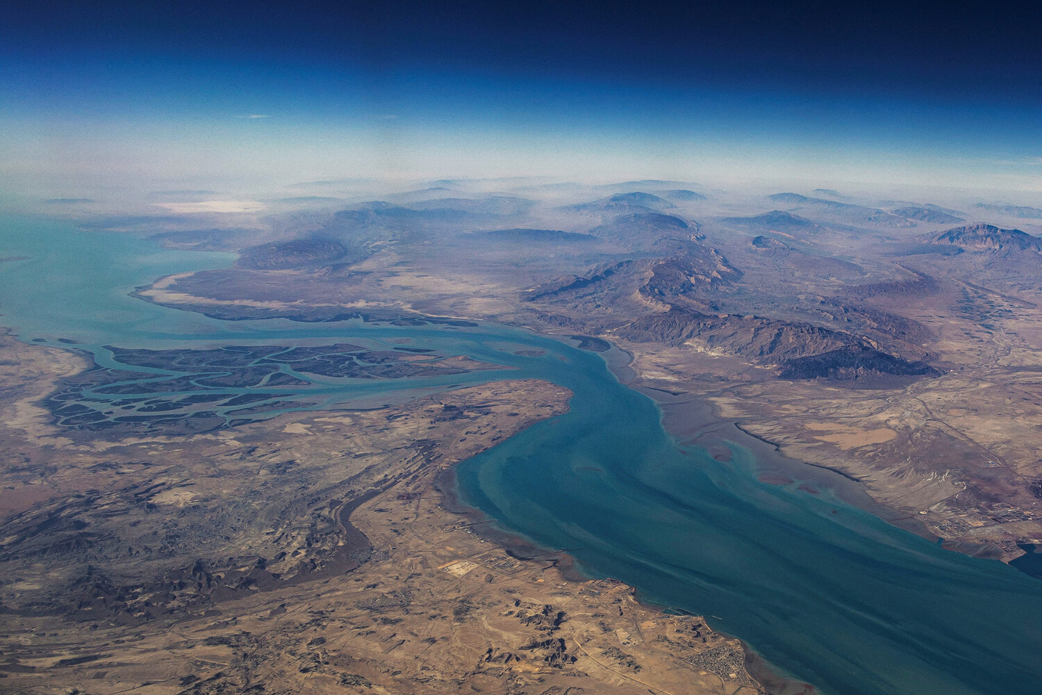 Iran Begins Laying Mines in Strait of Hormuz, Raising Concerns Over Global Oil Trade Disruption