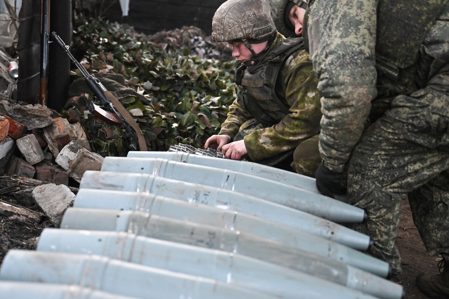 Russian Troops 14 km from Zaporizhzhia: Kyiv Holds Key City Amid Rising Tensions