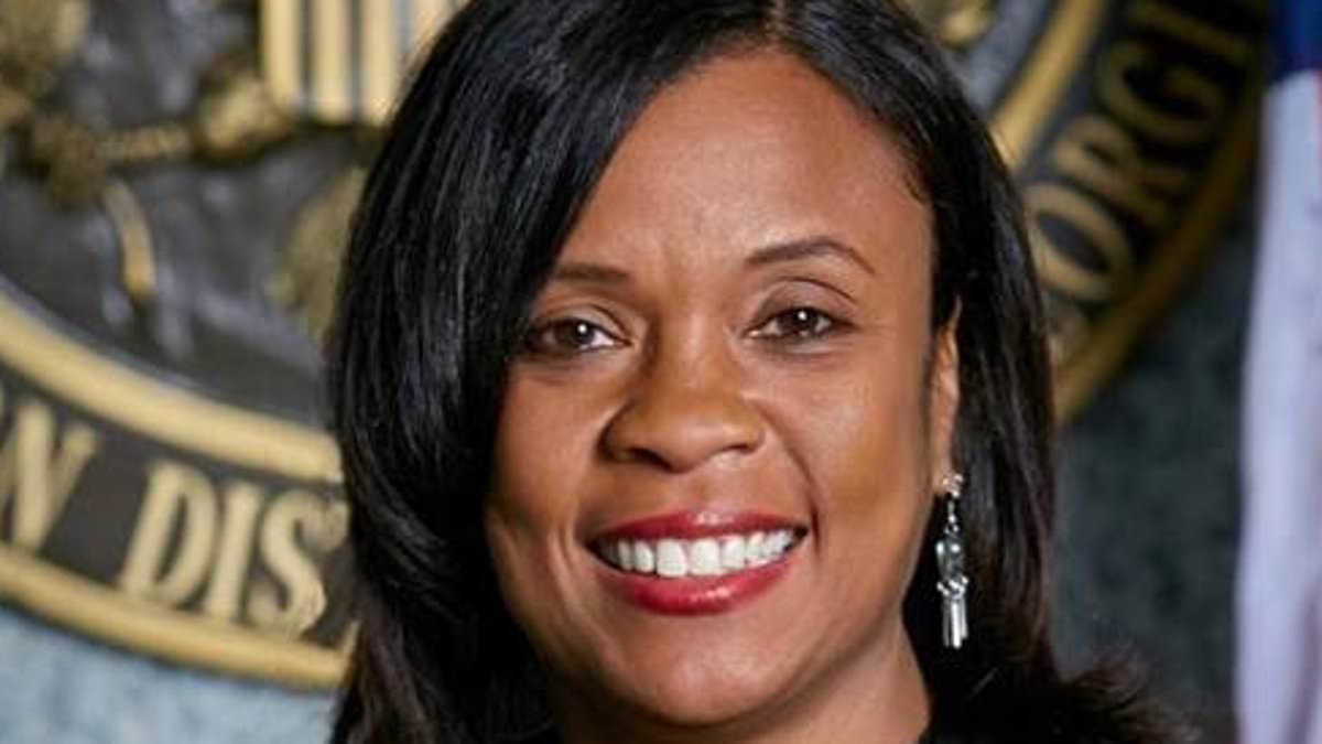 Judge Ordered to Rewrite Apology After Clerks Report Sexual Affair