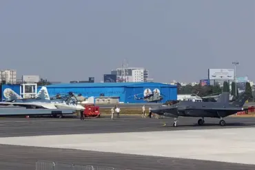 Russian Su-57E fighter jet spotted near American F-35 at Aero India exhibition