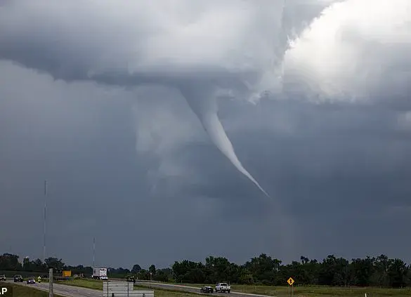 US States Braces for Double Storm Threat: Blizzard and Tornadoes