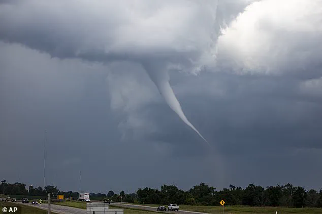 US States Braces for Double Storm Threat: Blizzard and Tornadoes