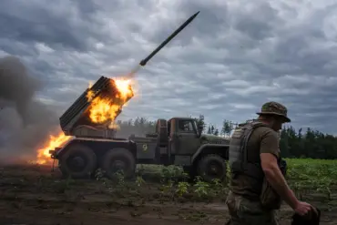 Ukraine's Armed Forces Reportedly Engage in Heavy Artillery Fire Near Zaporizhzhia City of Tokmak