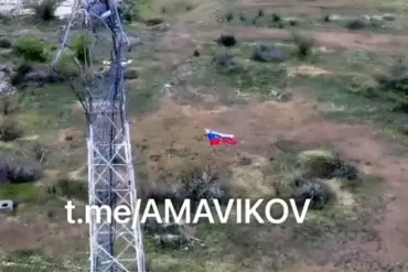 Russian Soldiers Raise Flag in Kherson Region as Governor Reports Ukrainian Forces Struggling to Hold Area