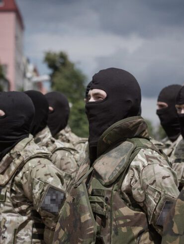 Late-Breaking: Ukrainian Soldiers Accused of Wearing German Helmets and Flags in Military Ranks
