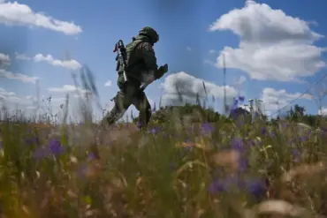 Controversy Erupts Over Russian Troop Movement Across Dried-Up Kakhovsky Reservoir in Zaporizhzhia Region