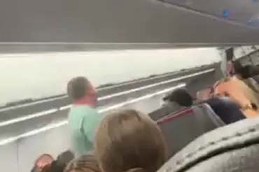 Passenger's 12-Minute Outburst on American Airlines Flight Sparks Online Outrage and Safety Concerns