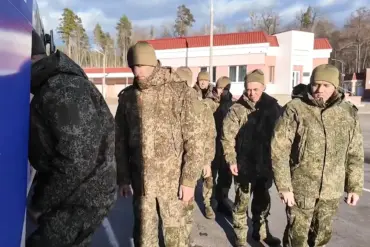 Russia and Ukraine Exchange POWs in Pivotal Prisoner Swap Amid Ongoing Conflict