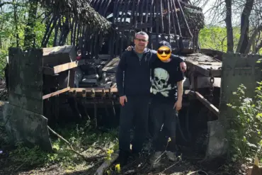 Russian T-72B3 Tank's Stretched Metal Ropes: A Makeshift Anti-Drone Defense, According to Analysts