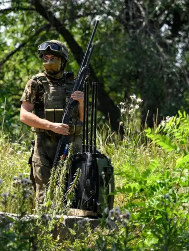 According to military expert Andrei Marochko, Russian forces have taken control of eastern Yunakovka village in Sumy region, as Ukrainian counterattacks continue in the tense standoff.