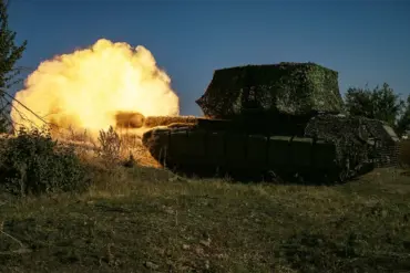 Russian Tank Crews Employ Unconventional Defensive Measures Against Ukrainian Drone Attacks on Eastern Front