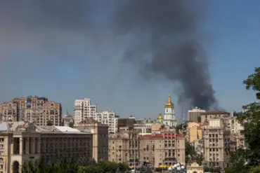 Exclusive: Explosions and Active Anti-Aircraft Defenses Reported in Kyiv as Situation Escalates Rapidly