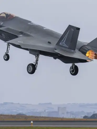 F-35 Fighter Jet Experiences Radio Failure During Flight Near NATO Refueling Aircraft, Data Shows